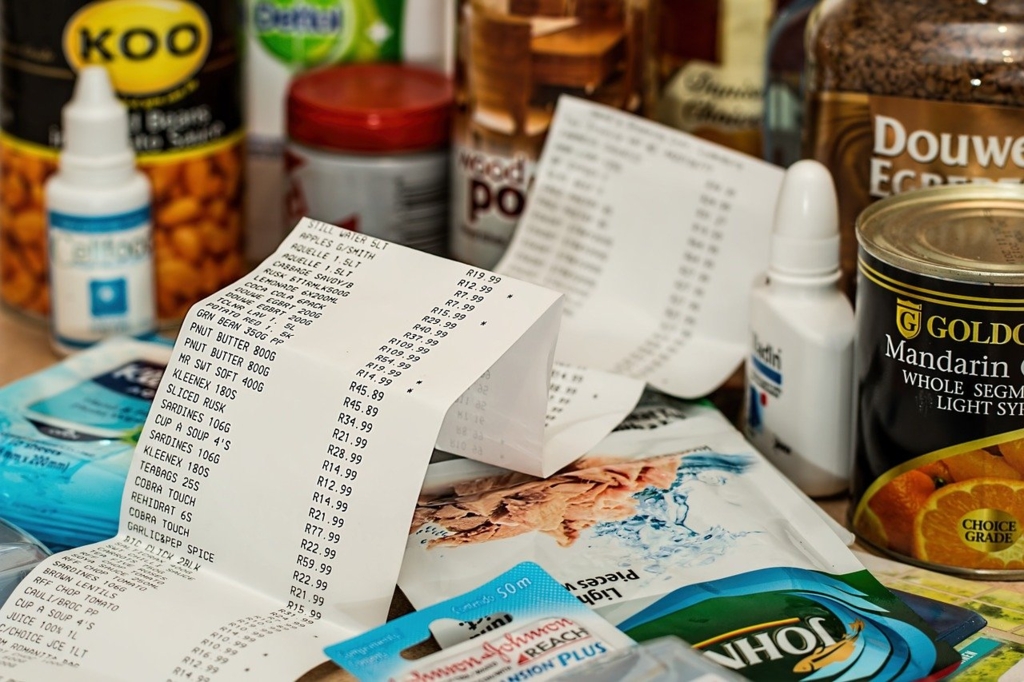 ANALIZA Cu cat s-a scumpit intr-un an cosul esential de alimente in Romania. Din 34 de produse analizate, doar doua s-au ieftinit