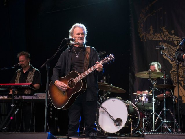 Actorul şi cântăreţul Kris Kristofferson a anunţat că se retrage