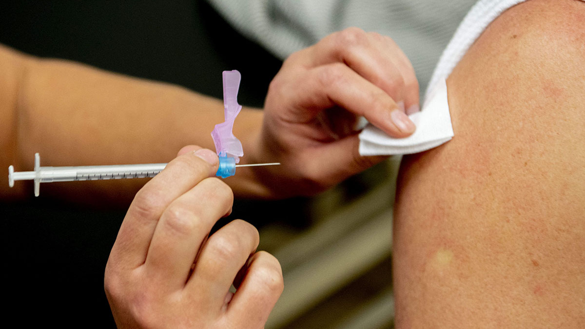 Avertisment! Vaccinul anti-COVID, prea riscant pentru cei foarte în vârstă şi bolnavi