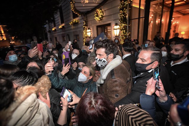 Back to normality? Actorul turc Can Yaman, amendat după ce fanii s-au îngrămădit să-l vadă la ieşirea din hotel, în plină pandemie