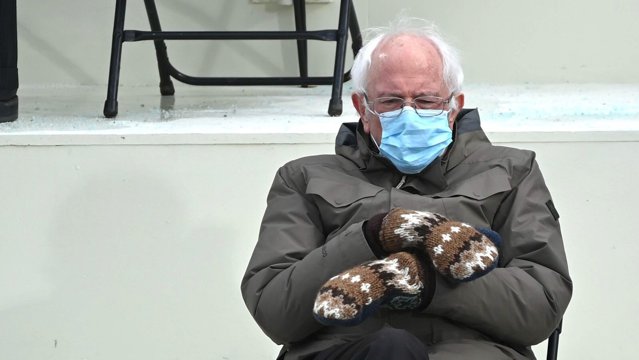 Bernie Sanders dă moda. Ţinuta sa „morocănoasă