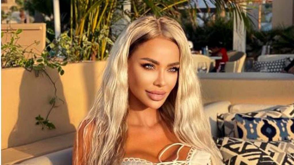 Bianca Drăgușanu, apariție de senzație în Maldive! S-a afișat cu un decolteu adânc și cu sânii pe jumătate afară
