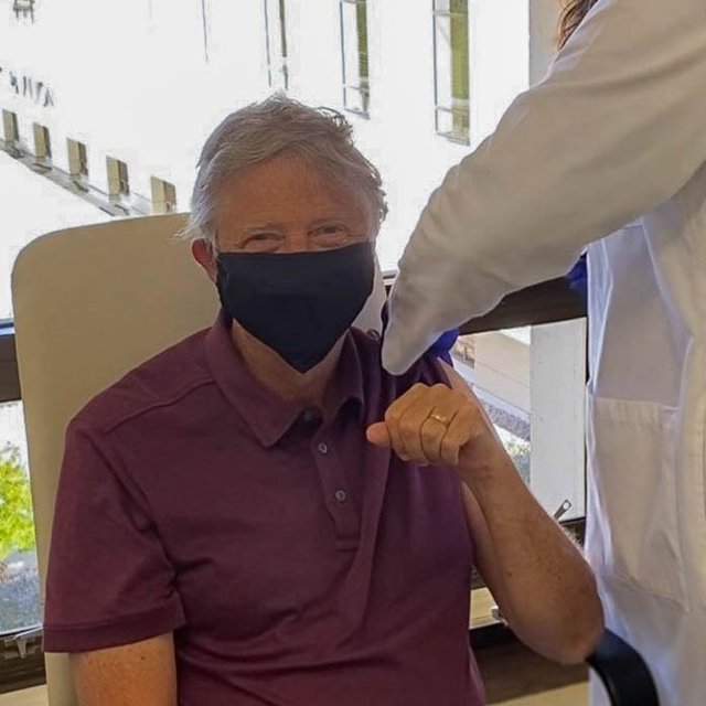 S-a vaccinat Bill Gates. „Unul dintre beneficiile de a avea 65 de ani este că sunt eligibil pentru vaccin”