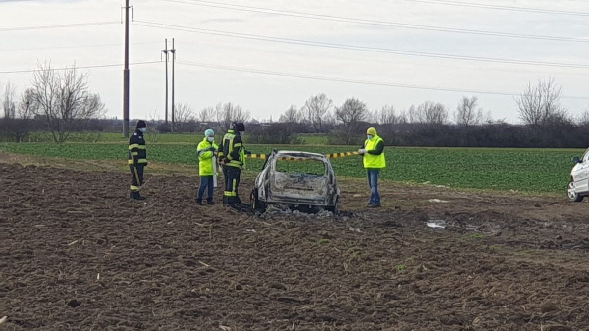 Cadavru carbonizat, găsit într-o maşină arsă lângă Timişoara. Poliția, în alertă 