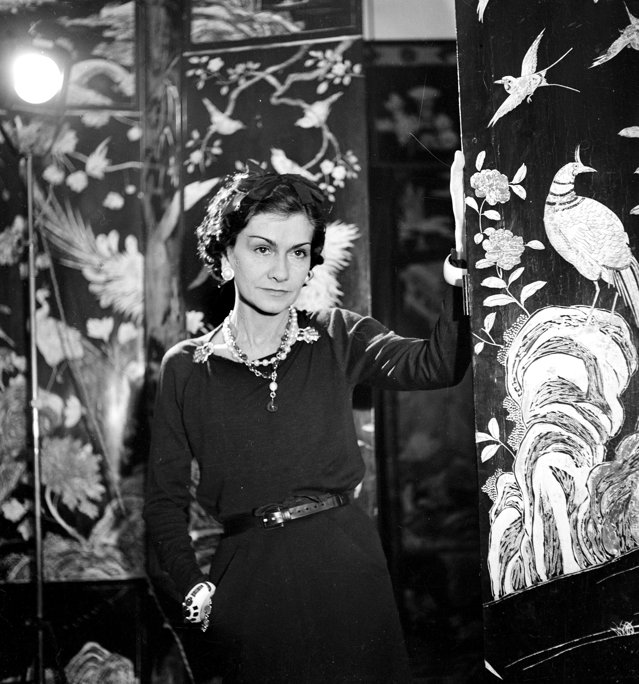 Chanel, între modă şi legendă. Creatoarea care a revoluţionat moda feminină şi a eliberat femeile de corsete