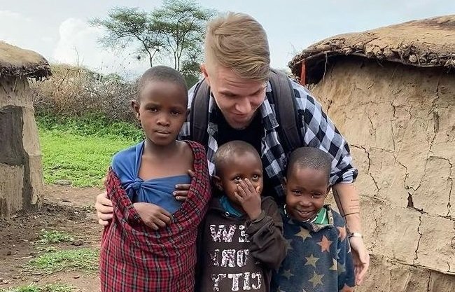 Codin Maticiuc, Vacanță în Africa. Primele Imagini Din Tanzania Cu Actorul „Am Plecat Din Bucureşti într-o Călătorie Destul De Lungă” | Libertatea