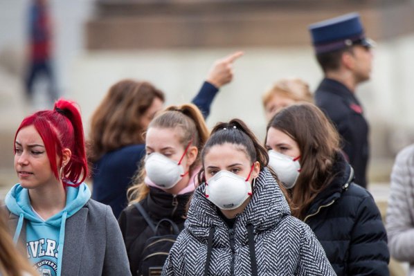 Covid, vorbitul fără mască, la fel de contagios ca tuşitul