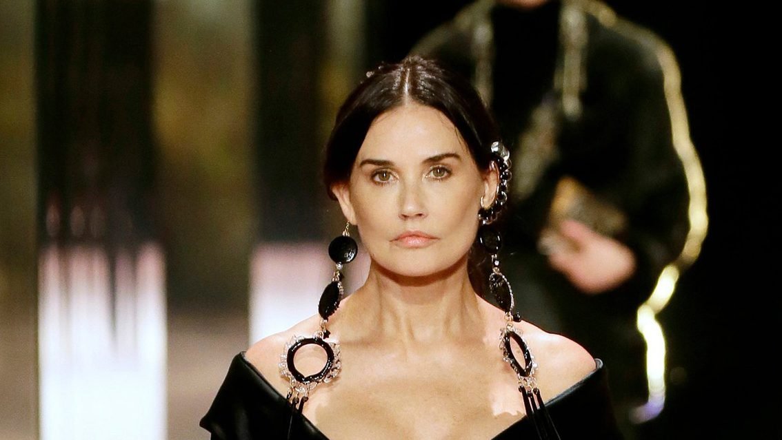 Demi Moore, Criticată De Admiratori După Apariția La Paris Fashion Week: ”Ce Ai Făcut Cu Fața Ta?” | Libertatea