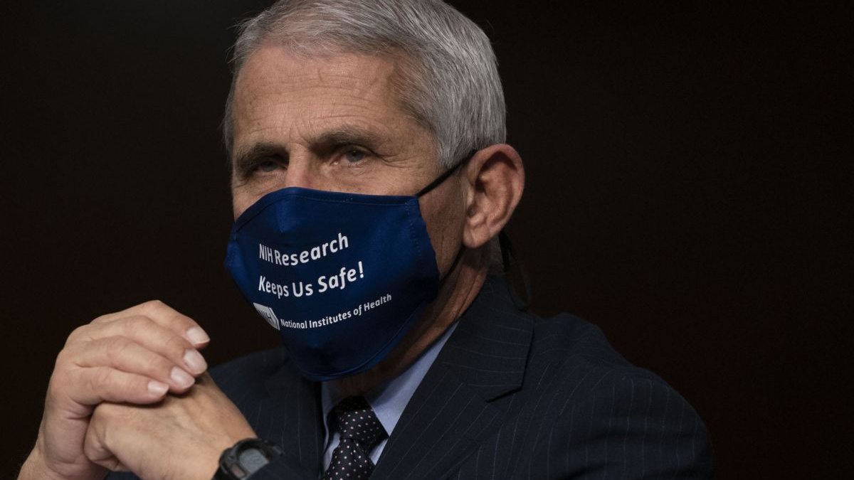 Dr. Anthony Fauci, soluţie pentru a opri răspândirea COVID-10: Masca dublă!