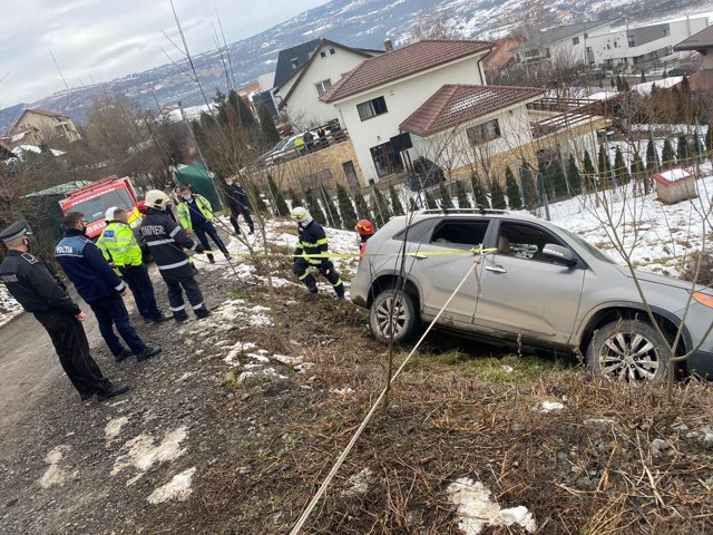 FOTO Clujenii au ţinut o maşină în echilibru deasupra unei râpe, după ce o femeie parcase greşit