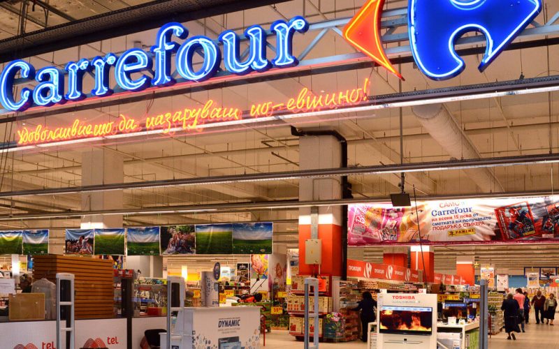 Guvernul francez refuză clar şi definitiv preluarea Carrefour de către Couche-Tard