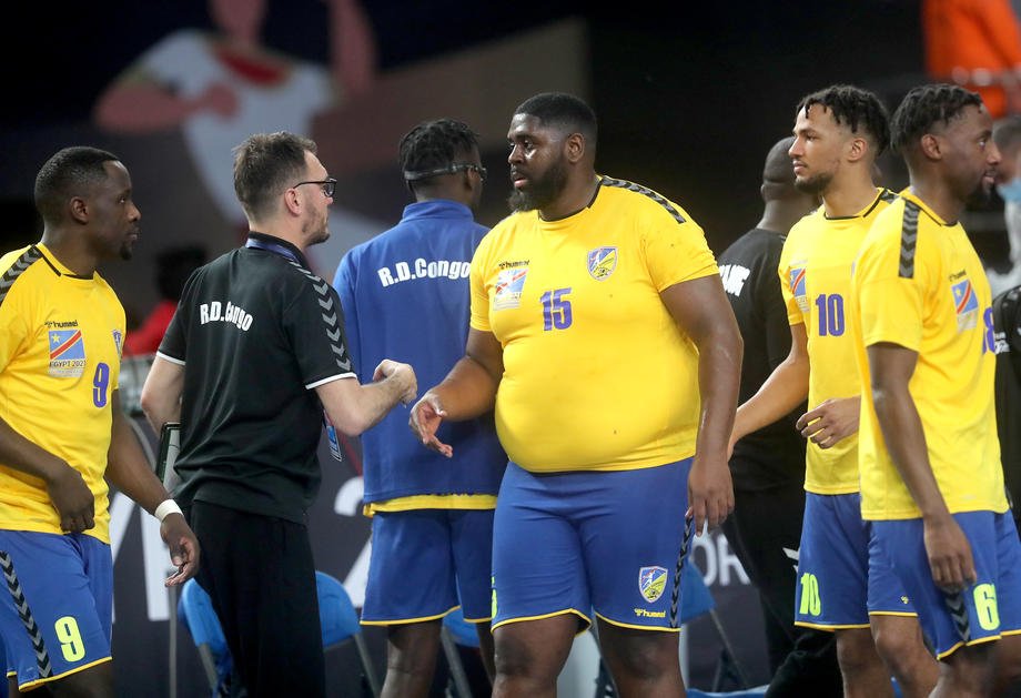 I Se Spune „Buldozerul”. Pivotul Congolez Gauthier Mvumbi Este Cel Mai Greu Jucător Din Istoria Mondialelor De Handbal. Cât Cântărește | Libertatea
