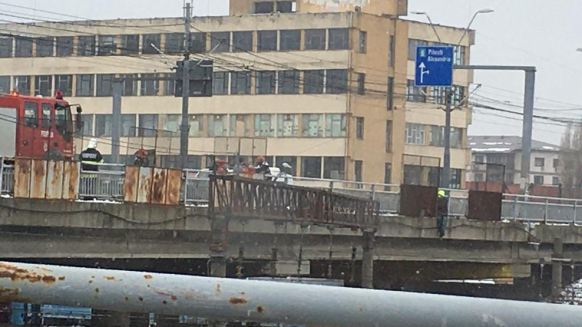Intervenție de urgență a pompierilor în Capitală. Un bărbat amenință că se aruncă de pe Podul Grant