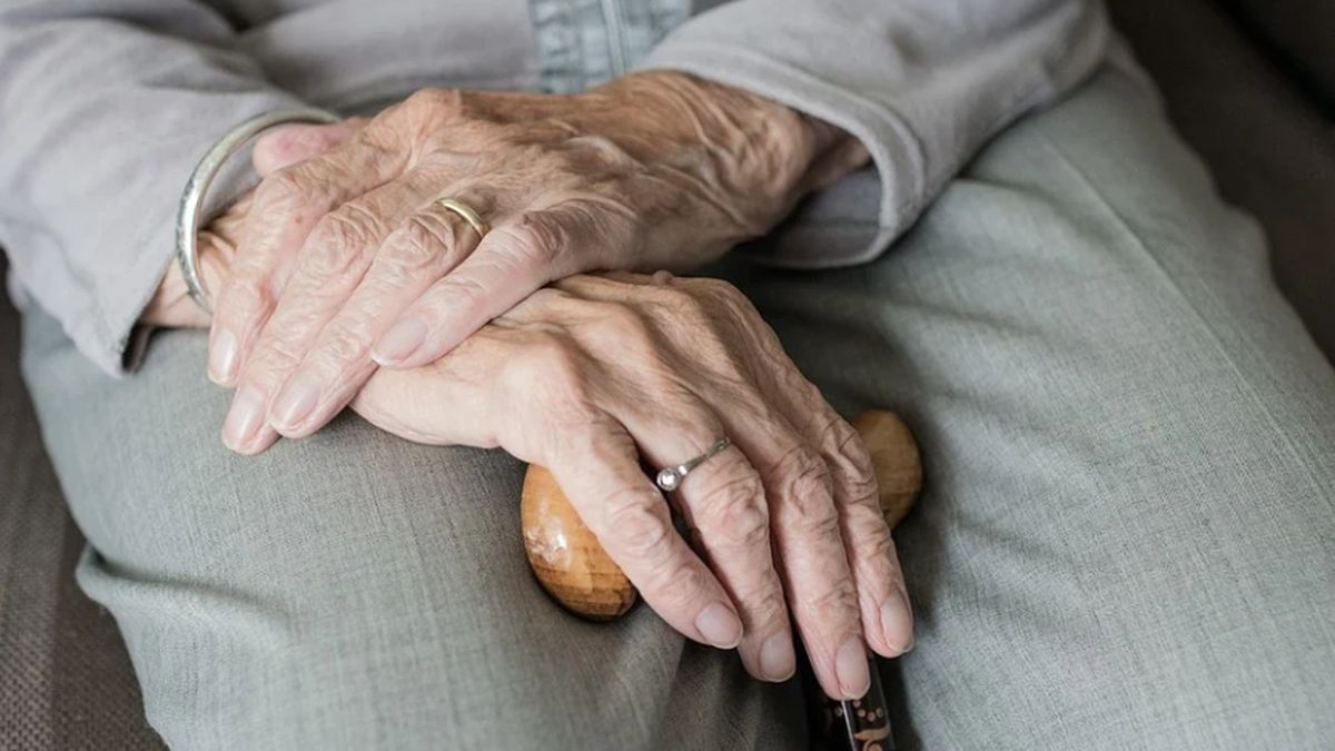 O femeie de 73 de ani din Bacău, vaccinată împotriva COVID-19, a murit. Explicaţia Grupului de Comunicare al CNCAV