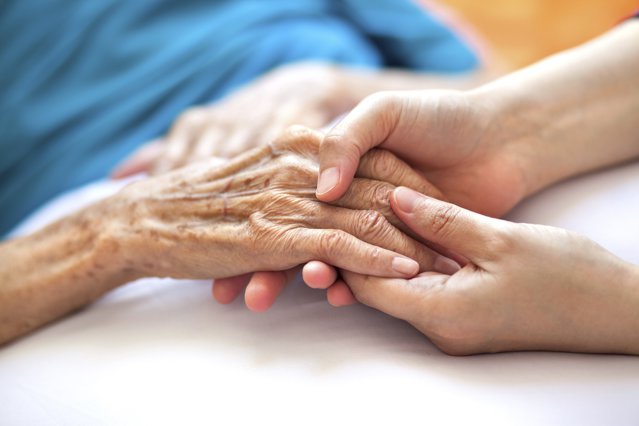 O femeie infectată cu SARS-CoV-2 şi-a surprins rudele, care o credeau decedată. Bătrâna de 85 de ani a revenit la azil după înmormântare