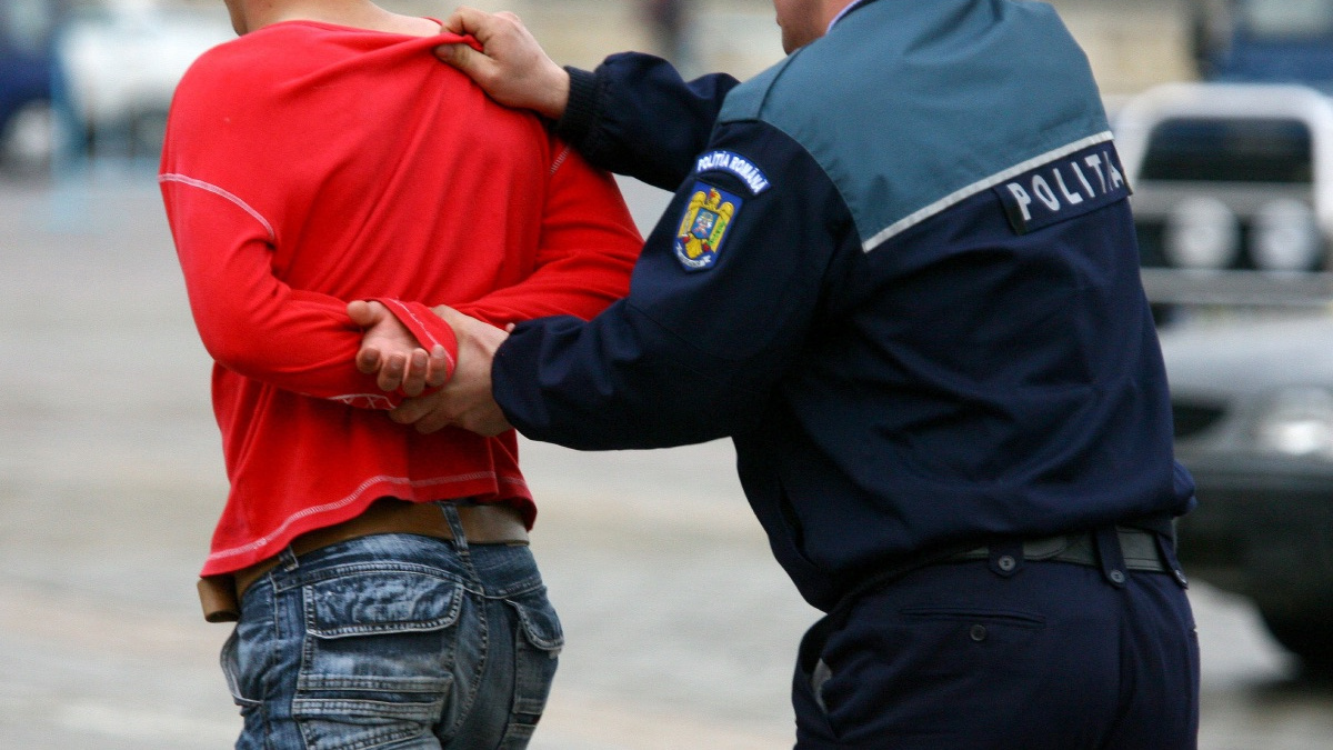 Preot din Videle, șantajat cu poze și filmări în pielea goală: A plătit peste 300.000 de lei unor indivizi care îl amenințau că le publică