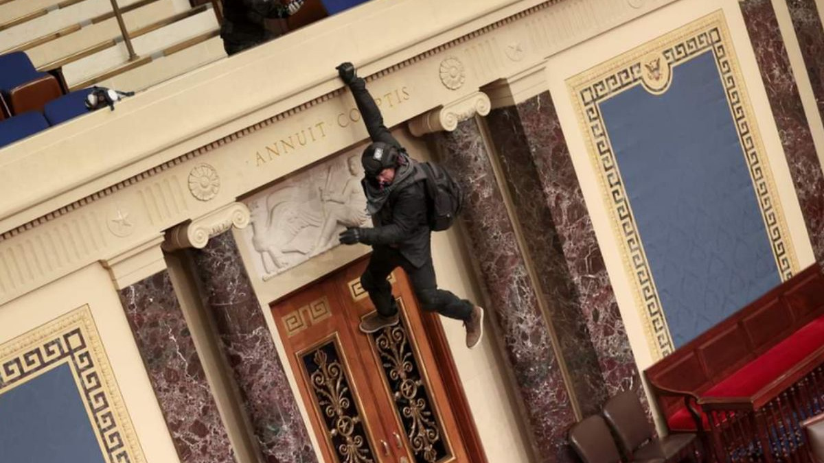 Proteste la Washington. Cel puţin 13 oameni au fost arestați în timpul incidentelor de la Capitoliu