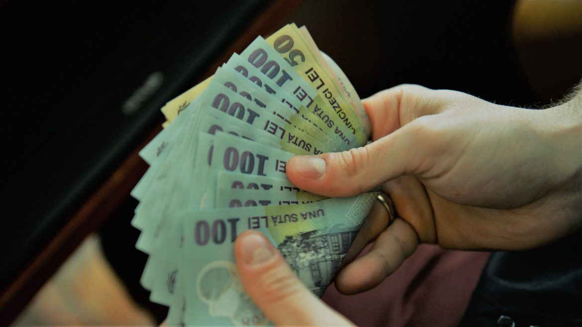 Românii susţin că principala contribuţie a diasporei la economia României o constituie banii trimişi familiei