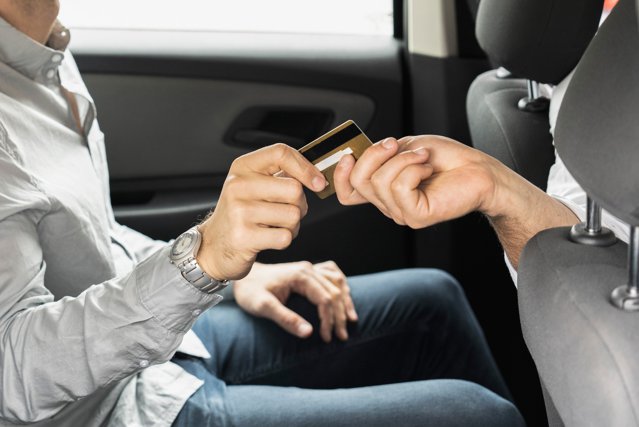 Taxiurile dintr-un mare oraş din ţară vor fi dotate obligatoriu cu GPS şi POS pentru plata cu cardul