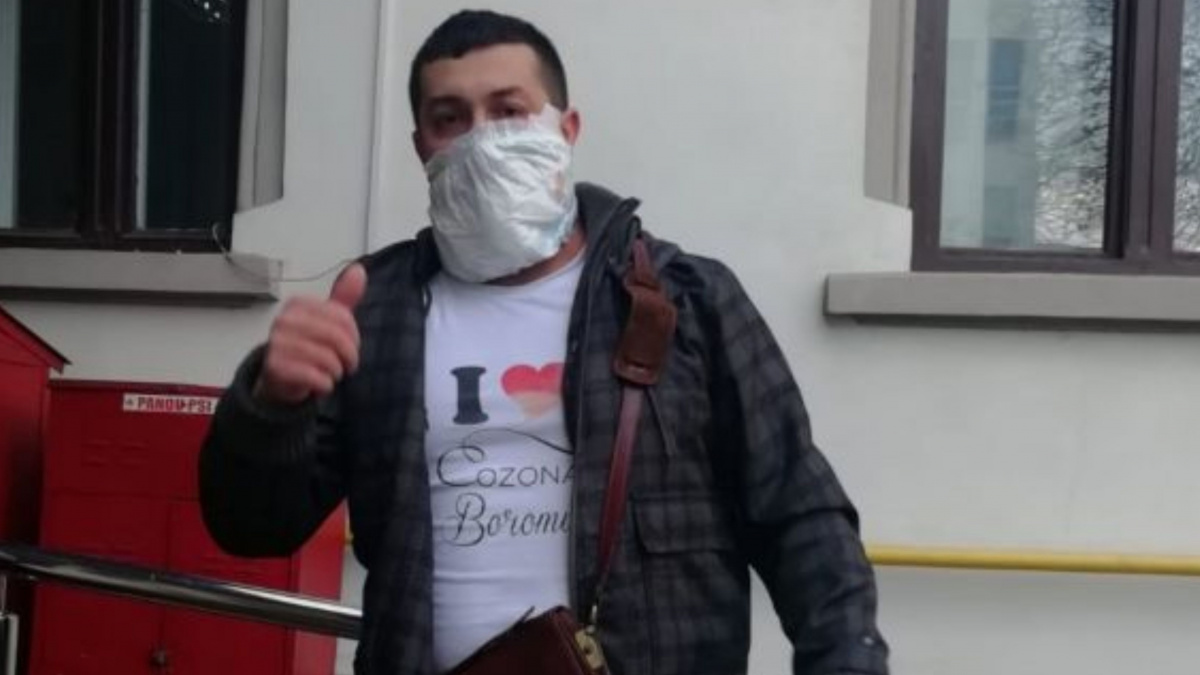 Un bărbat din Târgu-Jiu a folosit un pampers ca mască de protecție și a vrut să intre în Primărie. Cum au reacționat angajații instituției