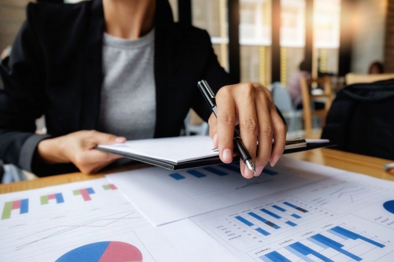 Un sfert dintre români speră că în 2021 vor fi promovaţi sau li se vor majora salariile