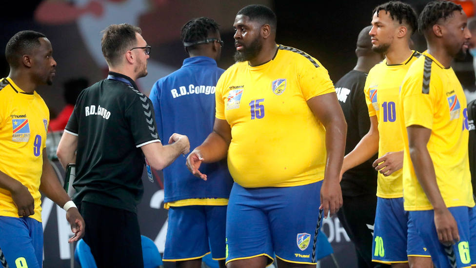 Un sportiv de 115 kilograme face senzatie la Mondialul de handbal masculin. ”Uriasul” din Congo a facut un meci mare contra Argentinei