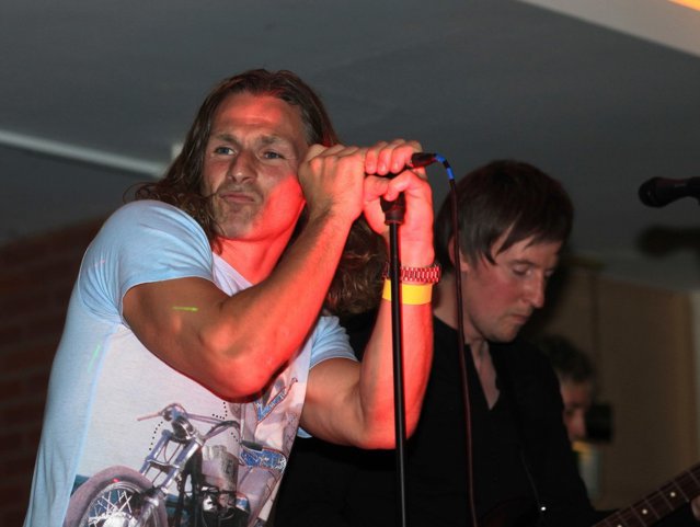Unii fotbalişti sunt pasionaţi şi de muzică. În timpul liber, Gareth Ainsworth de la Wycombe Wanderers este solistul unei trupe rock