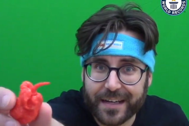VIDEO Canadianul Mike Jack, cel mai iute la…mâncat ardei iuţi. Bărbatul are titlul de campion Guinness Book