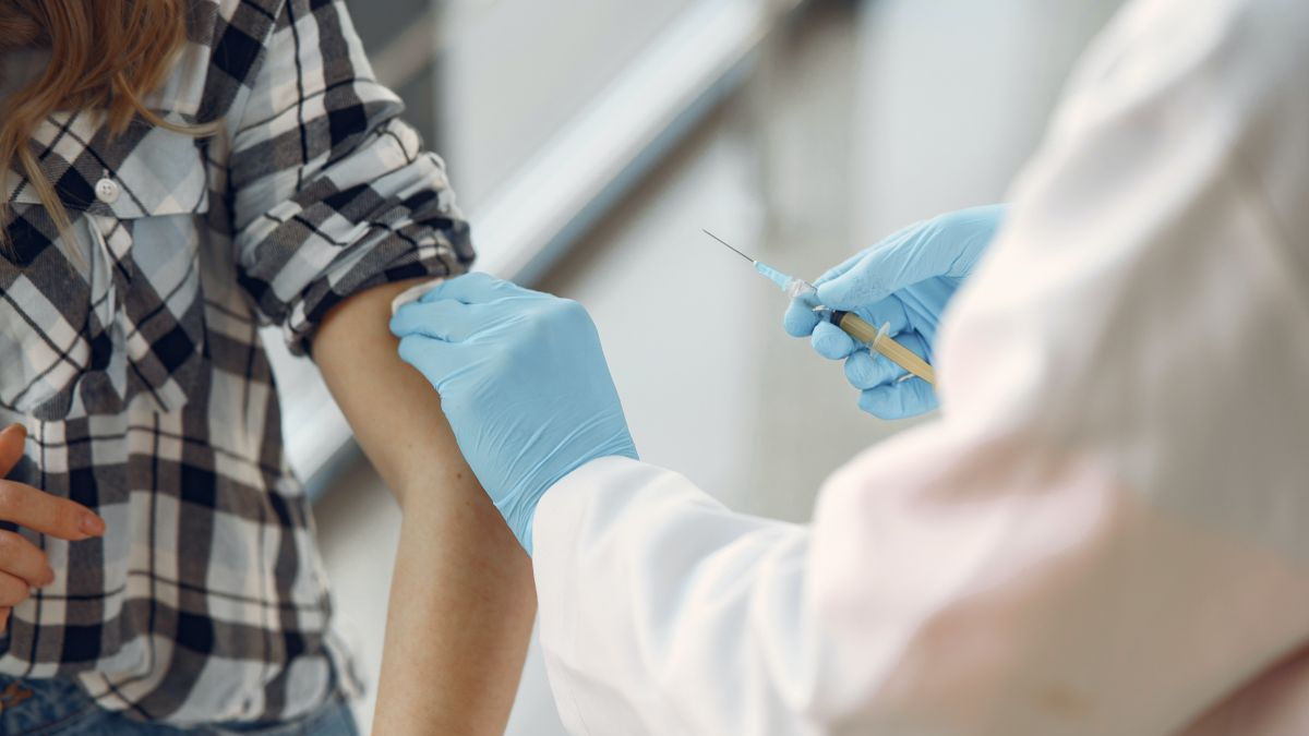 Vaccinări anti-COVID-19, ziua 21: Peste 12.000 mii de persoane vaccinate în ziua a doua din etapa a doua. 51 de reacții adverse