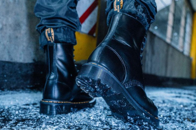 Valoarea neaşteptată a ghetelor Dr. Martens. Preţul unei perechi a crescut mai mult decât aurul, petrolul sau piaţa bursieră