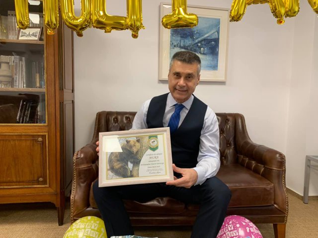 Ambasadorul Israelului în România, tatăl adoptiv al unui urs de la Sanctuarul din Zărneşti