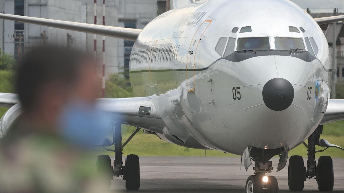 Avionul condamnaților a plecat din Italia și a aterizat la București. Cine sunt „turiștii” de la bord