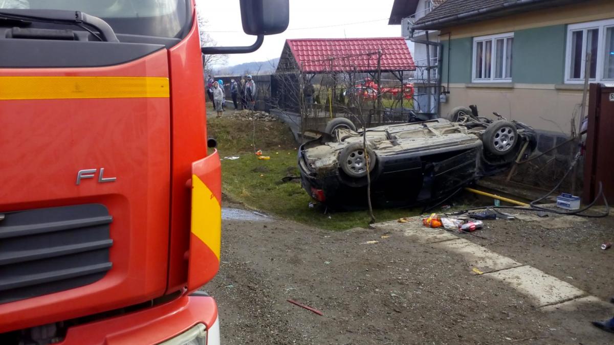 Bebeluș de 6 luni mort după ce mașina în care se afla s-a răsturnat pe o șosea din Mureș