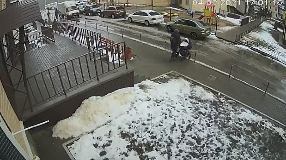 Bebeluș de cinci luni mort după ce un sinucigaș s-a aruncat de la etaj și a căzut peste el