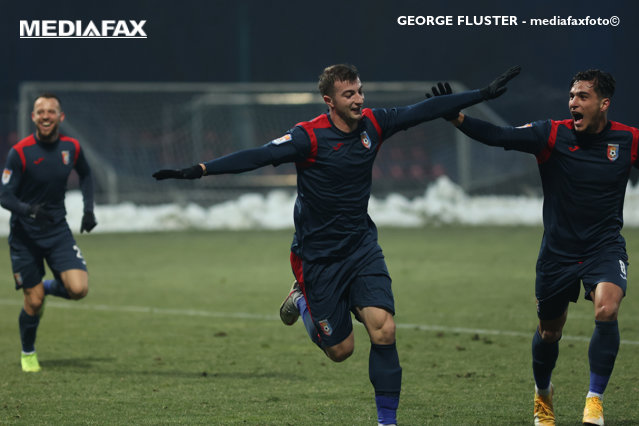 Chindia Târgovişte a trecut cu 3-0 de Farul Constanţa şi s-a calificat în sferturi. Echipa lui Emil Săndoi a dominat meciul