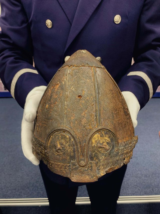 Coif medieval, de sorginte vikingă, din secolele X-XIII, unicat în România, recuperat de poliţişti. A fost descoperit în urmă cu mai bine de un deceniu dar nu a fost declarat
