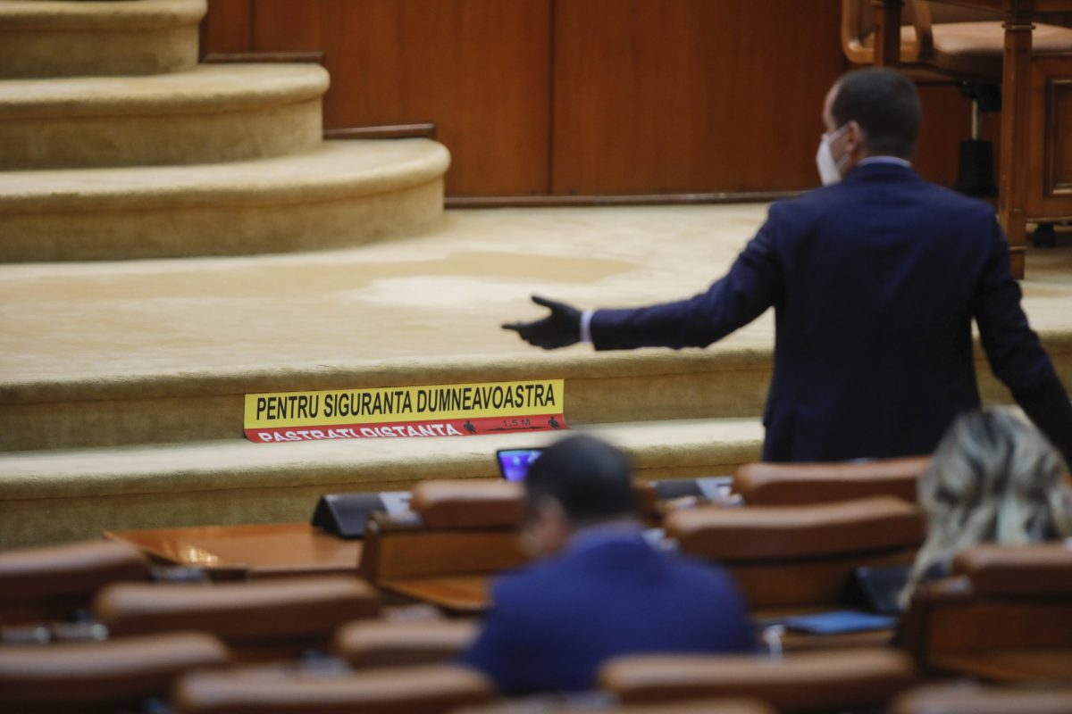 Comisiile de buget-finanţe continuă azi dezbaterile la proiectul legii bugetului de stat. Ieri au fost aprobate bugetele serviciilor secrete și ale Parlamentului