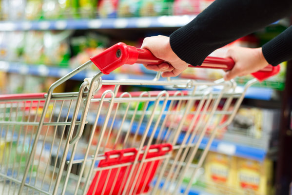 Consumul a rămas în teritoriu pozitiv, crescând cu 2,2%. În 2009 apetitul românilor pentru cumpărături s-a redus cu 10%