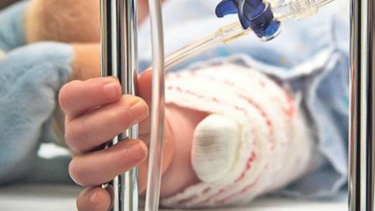 Copil de un an, în stare gravă la spital, după ce părinţii l-au tratat acasă cu leacuri băbeşti