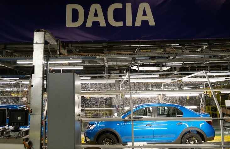 Dacia și-a oprit producția din cauza crizei globale de semiconductori