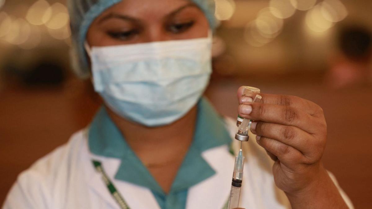 Decizie uluitoare a autorităţilor! Vaccinarea cu serul AstraZeneca a fost oprită în această ţară