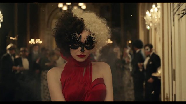 Emma Stone se transformă în Cruella de Vil, în noul film Disney bazat pe „101 Dalmaţieni”. Trailer oficial VIDEO