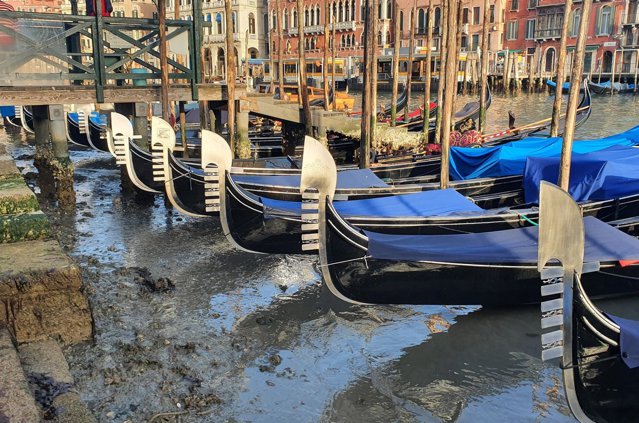 FOTO Peisaj dezolant în Veneţia, cu bărci şi gondole blocate în noroi. Nivelul apei a scăzut atât de mult încât canalele au secat