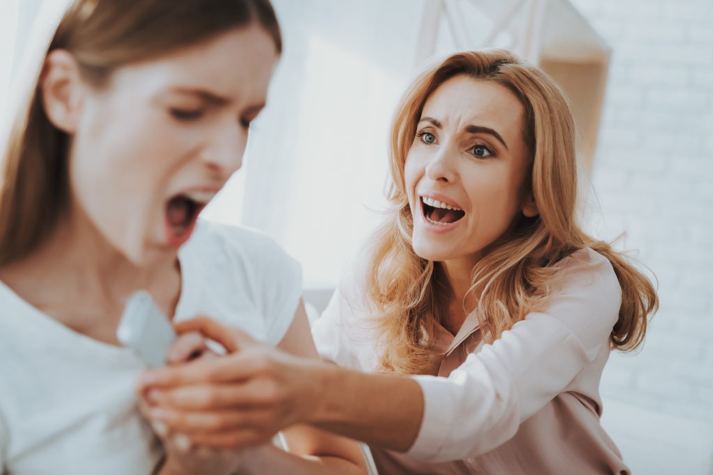 IN A RELATIONSHIP | Ajută-ți Copilul Să Nu Devină Victima Abuzului Sau A Exploatării Sexuale! Ghid Pentru Discuțiile Dintre Părinți și Copii Despre Relațiile De Dragoste