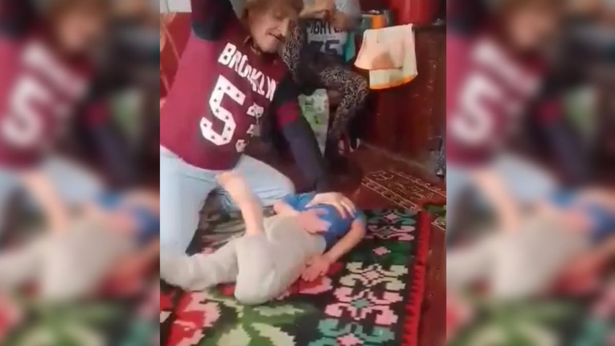 Imagini greu de privit. Copil bătut crunt de tată sub privirile mamei