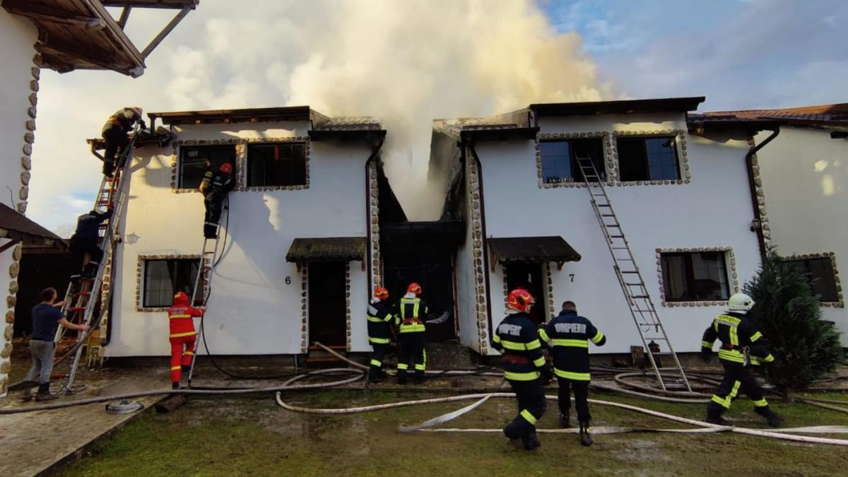 Incendiu puternic într-un complex turistic din Sibiu. Zeci de turiști evacuați în frig