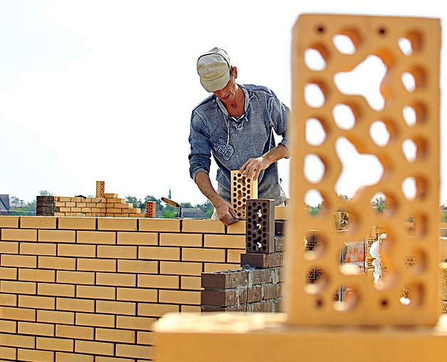 Industria construcţiilor din România este blocată într-o era analog, în lumea digitală