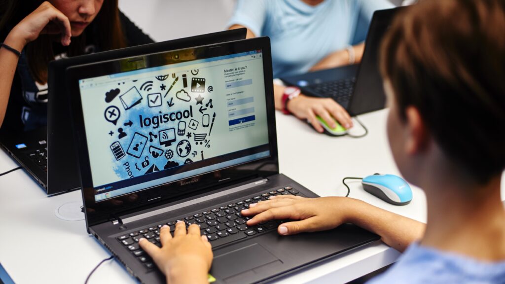 Logiscool România introduce roboţi software inteligenţi în programele sale de educaţie