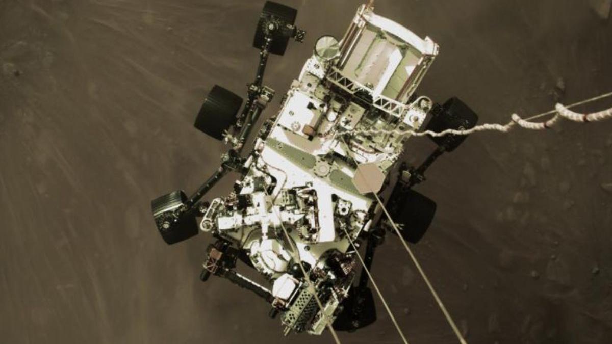 Marte la microfon! NASA a publicat filmul coborârii prin atmosfera marţiană şi primele sunete captate la sol de roverul Perseverance