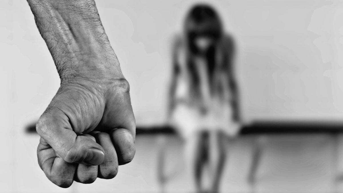 Mărturia unei fete răpită şi mutilată de interlopi: „Mă ameninţa cu arme, cu cuţite”